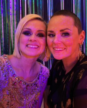 Lolitta Dandoy Instagram - Bal de la Jonquille 2024

Même si j’arrivais de voyage - après un vol de nuit- rien n’aurait pu m’empêcher d’être présente au plus important événement de financement de la @societeducancer! 

Comme d’habitude, c’était une soirée forte en émotions remplie de belles rencontres, magnifiques prestations ( @beyriesmusic 💖) et touchants témoignages, qui nous ont rappelé l’importance de donner pour continuer à faire avancer la recherche, et ultimement sauver des vies! Si vous le pouvez, je vous invite d’ailleurs à donner @ cancer.ca ou via mes stories!

Pour ce qui est de la thématique, on était simplement invités à se laisser inspirer par les couleurs du printemps… et c’est ce que j’ai fait! Je n’avais pas exactement le temps de magasiner un look, donc j’ai ressorti cette jupe dénichée il y a 7 ans @boutique1861 et emprunté ce haut dans la penderie @lesfeesmarraines, une heure avant le bal! 

💄 @vero.d.espacemakeup (voir slide 5)
🙎🏼‍♀️ @monia_grieco_colorist @benoit4955 
📷 @karineparadis_ & @bertexertier