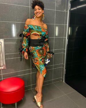 Lolitta Dandoy Instagram - Les plus beaux looks du Gala Dynastie 

Believe it or not, c’était mon premier @galadynastie… et j’ai adoré ma soirée! Non seulement les prestations étaient 🔥, mais l’animation était assumée et pertinente. Côté mode, j’avais toujours suivi le gala sur les réseaux sociaux et je savais à quoi m’attendre, mais je vous avoue que c’était encore mieux en vrai!

Voici mes looks préférés de la soirée… dans aucun ordre particulier, juste du gros love pour le glam, la beauté, l’attention aux détails et les cheveux (omg j’aurais pu faire une publication juste là-dessus)!

1 baby2faces @lissa_pas_ltemps_dniaiser @sylkiesly toutes en bijoux de corps @_lacorneille_ 

2 @penandeestime porte des accessoires @boutiqueespaceurbain La coiffure est signée @odia_le_salon_academie 

3 @theofficialnehemie porte le blazer de son père, la cravate de son frère et tout le reste est DIY

4 Naomie Caron de @selfishswimwear porte sa propre création 

5 @queen_esie porte sa propre création 

6 @willycmoi porte un look par @nathanaelcreation 

7 @sas.duran10 porte une robe en plumes et strass dénichée sur le web et sa coiffure est signée @odia_le_salon_academie 

 8 @sheyumboe porte sa propre création 

9 @mynameisaicha porte une robe signée @lesley_hampton 

10 Quand je vous dis que j’aurais pu faire un post juste sur les cheveux… coiffure extraordinaire par @braids_mini