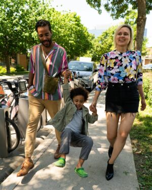Lolitta Dandoy Instagram - Loli   Joe   Charlie ❤️ @magasinchainon 

À l’aube de la fête des pères, on vous a préparé une sélection de coups de cœur (oui, même Charlie a participé) que vous pourrez acheter au magasin de Villeray (8601 Saint-Laurent) dès aujourd’hui!

Au menu : des centaines de vêtements et accessoires pour toute la famille à prix minis! Et quand je dis mini, ce n’est pas juste une façon de parler… le 1er look revenait à 72$ et le second, 81$! Oui, oui pour les trois!!!

Pour découvrir notre sélection, repérez tout simplement les étiquettes “Coups de ❤️de Jonathan, Lolitta et Charlie” ou notre affiche (dernière slide)!

Photos @brianypperciel