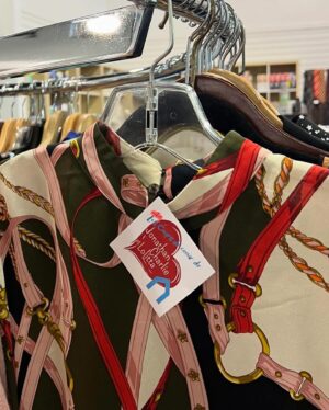 Lolitta Dandoy Instagram - Loli   Joe   Charlie ❤️ @magasinchainon 

À l’aube de la fête des pères, on vous a préparé une sélection de coups de cœur (oui, même Charlie a participé) que vous pourrez acheter au magasin de Villeray (8601 Saint-Laurent) dès aujourd’hui!

Au menu : des centaines de vêtements et accessoires pour toute la famille à prix minis! Et quand je dis mini, ce n’est pas juste une façon de parler… le 1er look revenait à 72$ et le second, 81$! Oui, oui pour les trois!!!

Pour découvrir notre sélection, repérez tout simplement les étiquettes “Coups de ❤️de Jonathan, Lolitta et Charlie” ou notre affiche (dernière slide)!

Photos @brianypperciel