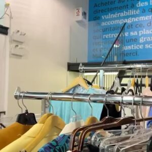 Lolitta Dandoy Instagram - Loli   Joe   Charlie ❤️ @magasinchainon 

À l’aube de la fête des pères, on vous a préparé une sélection de coups de cœur (oui, même Charlie a participé) que vous pourrez acheter au magasin de Villeray (8601 Saint-Laurent) dès aujourd’hui!

Au menu : des centaines de vêtements et accessoires pour toute la famille à prix minis! Et quand je dis mini, ce n’est pas juste une façon de parler… le 1er look revenait à 72$ et le second, 81$! Oui, oui pour les trois!!!

Pour découvrir notre sélection, repérez tout simplement les étiquettes “Coups de ❤️de Jonathan, Lolitta et Charlie” ou notre affiche (dernière slide)!

Photos @brianypperciel