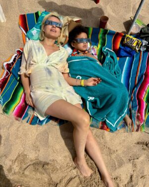 Lolitta Dandoy Instagram - Éclipse solaire 2024 - Mazatlán, Mexique.

On n’avait pas prévu faire quelque chose de spécial pour l’éclipse, mais la vie a fait qu’on se retrouve à Mazatlán au Mexique… aka le meilleur endroit au monde pour la regarder (c’est pas moi qui le dis, c’est la @nasa), et c’était absolument exceptionnel! 

L’éclipse a duré près de 3 heures et on a eu droit à 4 minutes et 20 secondes de totalité. Je ne vais jamais oublier cette matinée sur la plage avec Joe et Charlie. C’était vraiment magique de vivre ce moment céleste en famille, de se faire nos câlins et bisous à trois comme tous les matins, pendant que l’ombre de la lune caressait la plage et tous nos milliers de nouveaux amis de la communauté de l’éclipse :) Allez à la slide n.4 pour entendre notre bonheur💖

#solareclipse2024 #eclipsemazatlán