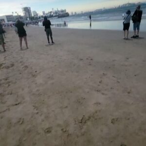 Lolitta Dandoy Instagram - Éclipse solaire 2024 - Mazatlán, Mexique.

On n’avait pas prévu faire quelque chose de spécial pour l’éclipse, mais la vie a fait qu’on se retrouve à Mazatlán au Mexique… aka le meilleur endroit au monde pour la regarder (c’est pas moi qui le dis, c’est la @nasa), et c’était absolument exceptionnel! 

L’éclipse a duré près de 3 heures et on a eu droit à 4 minutes et 20 secondes de totalité. Je ne vais jamais oublier cette matinée sur la plage avec Joe et Charlie. C’était vraiment magique de vivre ce moment céleste en famille, de se faire nos câlins et bisous à trois comme tous les matins, pendant que l’ombre de la lune caressait la plage et tous nos milliers de nouveaux amis de la communauté de l’éclipse :) Allez à la slide n.4 pour entendre notre bonheur💖

#solareclipse2024 #eclipsemazatlán