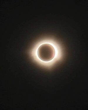 Lolitta Dandoy Instagram - Éclipse solaire 2024 - Mazatlán, Mexique.

On n’avait pas prévu faire quelque chose de spécial pour l’éclipse, mais la vie a fait qu’on se retrouve à Mazatlán au Mexique… aka le meilleur endroit au monde pour la regarder (c’est pas moi qui le dis, c’est la @nasa), et c’était absolument exceptionnel! 

L’éclipse a duré près de 3 heures et on a eu droit à 4 minutes et 20 secondes de totalité. Je ne vais jamais oublier cette matinée sur la plage avec Joe et Charlie. C’était vraiment magique de vivre ce moment céleste en famille, de se faire nos câlins et bisous à trois comme tous les matins, pendant que l’ombre de la lune caressait la plage et tous nos milliers de nouveaux amis de la communauté de l’éclipse :) Allez à la slide n.4 pour entendre notre bonheur💖

#solareclipse2024 #eclipsemazatlán