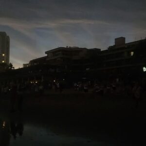 Lolitta Dandoy Instagram - Éclipse solaire 2024 - Mazatlán, Mexique.

On n’avait pas prévu faire quelque chose de spécial pour l’éclipse, mais la vie a fait qu’on se retrouve à Mazatlán au Mexique… aka le meilleur endroit au monde pour la regarder (c’est pas moi qui le dis, c’est la @nasa), et c’était absolument exceptionnel! 

L’éclipse a duré près de 3 heures et on a eu droit à 4 minutes et 20 secondes de totalité. Je ne vais jamais oublier cette matinée sur la plage avec Joe et Charlie. C’était vraiment magique de vivre ce moment céleste en famille, de se faire nos câlins et bisous à trois comme tous les matins, pendant que l’ombre de la lune caressait la plage et tous nos milliers de nouveaux amis de la communauté de l’éclipse :) Allez à la slide n.4 pour entendre notre bonheur💖

#solareclipse2024 #eclipsemazatlán
