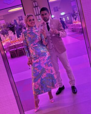 Lolitta Dandoy Instagram - La vie de bal…

J’ai toujours hâte au somptueux Grand Bal du @museemccordstewart, mais j’avoue que cette année l’excitation était à son comble… car j’allais enfin découvrir @le9montreal! Sincèrement, il n’y aurait pu avoir mariage plus réussi que celui du musée avec ce joyau historique de notre ville, qui rouvrait ses portes après 25 ans! 

Dès notre arrivée dans l’espace, on se sentait transportés à une autre époque (👏🏼👏🏼@dickwalsh) et j’étais trop contente de m’être inspirée des années 60 pour mon look qui s’agençait trop bien au décor (merci @lesfeesmarraines & @vero.d.espacemakeup). J’ai vraiment passé une soirée magique grâce à mon frère @jhonnydandoy et notre merveilleuse table 28! 

Le lendemain, après avoir considéré rester à la maison devant un bon film… j’ai enfilé mon look Barbie, donné rdv à mon ami Ken (euh je veux dire @dvdjoseph ;) et pour une 2e fois en 2 soirs, me suis dirigé vers le 9e pour le @bal_sucre 🧁🍭🍩

J’ai tellement bien fait!

Bravo encore à toute l’équipe du Musée McCord pour deux bals parfaitement réussis!
