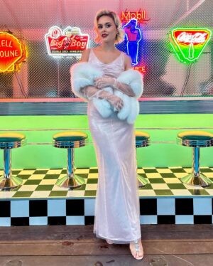 Lolitta Dandoy Instagram - Ba-dee-dly-dee-dly-dee-dly-dum! Boop-boop-a-doop💋

When I heard that this year’s theme for the @ritzcarltonmontreal Grand Prix Party was the 1950’s, I immediately knew I was going to channel my inner Marilyn… and wear exactly this!

Well, I was hoping to wear this… so I’m grateful for my dear @wiwa_blue for making the perfect dress and @creationsgama for lending me this amazing fur stole! And there’s no Marilyn without the signature hair & makeup… so thx @benoit4955 & @sophie.espacemakeup ❤️ I’ve done this iconic look often, but never felt so close to my ultimate beauty icon!

As for the party, it was def’ the best one yet! The decor, the food, the music… honestly @katiapmtl & @maddykatelier you outdid yourselves and I already can’t wait for next year!

And one last big shoutout to the photographers @teresa_ste_marie @edmontrealphotography @dominic_gouin @anthonyferlaphoto Your pics are simply beautiful!