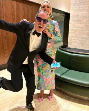 Lolitta Dandoy Instagram - La vie de bal…

J’ai toujours hâte au somptueux Grand Bal du @museemccordstewart, mais j’avoue que cette année l’excitation était à son comble… car j’allais enfin découvrir @le9montreal! Sincèrement, il n’y aurait pu avoir mariage plus réussi que celui du musée avec ce joyau historique de notre ville, qui rouvrait ses portes après 25 ans! 

Dès notre arrivée dans l’espace, on se sentait transportés à une autre époque (👏🏼👏🏼@dickwalsh) et j’étais trop contente de m’être inspirée des années 60 pour mon look qui s’agençait trop bien au décor (merci @lesfeesmarraines & @vero.d.espacemakeup). J’ai vraiment passé une soirée magique grâce à mon frère @jhonnydandoy et notre merveilleuse table 28! 

Le lendemain, après avoir considéré rester à la maison devant un bon film… j’ai enfilé mon look Barbie, donné rdv à mon ami Ken (euh je veux dire @dvdjoseph ;) et pour une 2e fois en 2 soirs, me suis dirigé vers le 9e pour le @bal_sucre 🧁🍭🍩

J’ai tellement bien fait!

Bravo encore à toute l’équipe du Musée McCord pour deux bals parfaitement réussis!