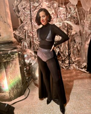 Lolitta Dandoy Instagram - Petit retour en images sur une magnifique soirée pour une magnifique cause! @fondation_saintejustine 

Au menu…
Ma tenue🪩 (approuvez-vous le choix final?)
Ma date/mon frère d’❤️ @jhonnydandoy 
Mon sublime maquillage par @veronike.makeup 
Mes looks préf : Melody, Mariane et Charlotte

La soirée est terminée, mais la campagne de financement Voir Grand est loin d’être finie… alors si vous le pouvez, n’hésitez pas à faire un don pour les enfants malades. Le lien est dans ma bio⬆️

Photos n&b : @e_pic_ben