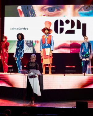 Lolitta Dandoy Instagram - Après les défilés @ecoledemodecndf, @esm.esg.uqam et @collegelasalle, j’étais de retour chez moi @modemarievictorin, pour animer le défilé annuel des finissants en design de mode. 

Je dis chez moi, parce que c’est à Marie-Vic que mon parcours mode a commencé en 1996 (ça ne me rajeunit pas)! Je faisais 3 heures de transports en commun tous les jours, mais j’étais tellement heureuse de pouvoir étudier ma passion, que je n’ai que de merveilleux souvenirs de mes années ici.

Tous les ans avant de monter sur scène, je ferme les yeux et me rappelle ce chemin parcouru… ça permet de me mettre dans les chaussures des finissants, puis je ressens un tel bonheur de pouvoir célébrer leurs parcours et leur montrer qu’ils ont tout ce qu’il faut pour réaliser leurs rêves.

Merci Marco Roy et l’équipe de la Fondation pour votre confiance renouvelée. C’est un immense honneur et fierté d’animer cette soirée depuis 2015.

👗 @claudette_floyd 
💄 @lapetitevengeance & @makeupby_emma_ 
🙎🏼‍♀️ @louiseolsenhair 
📷 @endlessrunway & Agniezska Stalkoper