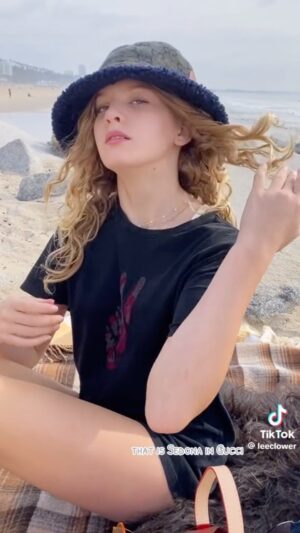 London Fuller Instagram - Enjoying our fancycube picnic date 🧺 with sis and mom 🤍🤍🤍
Collaboration with @fancycube 
Captured by @leeclower 
.
.
#sunkissed #fashionstyle #repost #lovemarie#lond&sedona#la#picnic 
#model#photodiary #photography #photoshoot