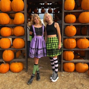 London Fuller Instagram - Pumpkin Patch Kids 🐈‍⬛⁠
•⁠
•⁠
•⁠
#halloweenoutfit #halloweencostume #bestfriendcostumes #twins