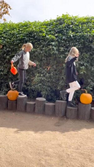 London Fuller Instagram - It’s not #winter yet!!! Who else is hanging on to the shred of #autumn we have left!? These #Christmas #reels are coming too early 😩
•
•
•
#fallfashion #coldweatherfashion #autumb #girlsfashion #punkgirls #gothgirl #streetwear #ootd #fashionablegirls #californiaadventure