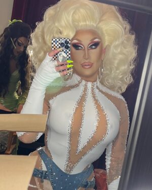 Loosey LaDuca Instagram - 🔧👷🏼‍♀️REUNION🔨🚜

Look by @howiebofficial 
Hair by @fenabarbitall 
Body by God