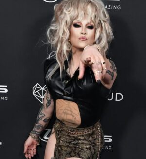 Loosey LaDuca Instagram - The #QUEERTIES were an absolute dream. It was such an honor to share the night with my sisters 🖤

👗: @howiebofficial 
💇🏼‍♀️ : @fenabarbitall
Corset: @ethan.m.cross