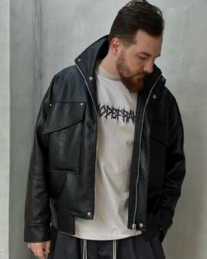 Loqiemean Instagram - Когда Саня @yaboithunder мне все уши прожужжал о Казани, я не подозревал насколько там красиво, пока первый раз не приехал в 2019. Казань для меня тогда открылась, как тайная комната России. И в комнате этой открыл для себя @studiosloww 

Ребята оказались такой же тайной комнатой, только среди моды. Теперь вместо того, чтобы прозябать в захламлённых подборках больших магазов я спокойно и быстро нахожу то, что мне нужно у них. На мне здесь от них весь лук, кроме кепки и кроссовок. 

Так что исследуйте, открывайте тайные комнаты, их много и для каждого найдётся своя.