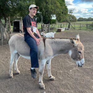 Lorenzo Ferro Instagram - Debajo de mi manga hay musica, miedos, secretos y marcas de personas q jamas olvidare.