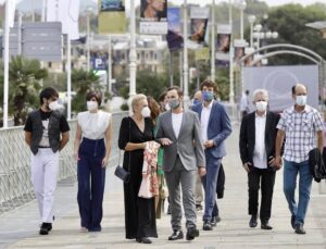 Loreto Mauleón Instagram - Familia👨‍👦👩‍👧‍👦👩‍👦👨‍👧

Con mascarilla y sin alfombra roja, pero gracias al equipazo de @sansebastianfes el festival se ha podido celebrar y hemos presentado #patria de @hbo_es en casa. 

Eskerrik asko @sansebastianfes egindako lan guztiagatik 🙏 #laculturaessegura

👖@aliciaruedaatelier 👠@lodishoes 
@galleryroomc