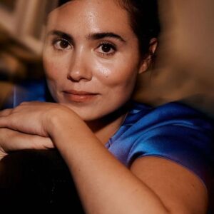 Loreto Mauleón Instagram - 📸@andresgarlujan me retrató ayer justo antes de estrenar "Los renglones torcidos de Dios " en @sansebastianfes 💙