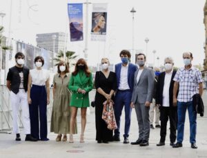 Loreto Mauleón Instagram - Familia👨‍👦👩‍👧‍👦👩‍👦👨‍👧

Con mascarilla y sin alfombra roja, pero gracias al equipazo de @sansebastianfes el festival se ha podido celebrar y hemos presentado #patria de @hbo_es en casa. 

Eskerrik asko @sansebastianfes egindako lan guztiagatik 🙏 #laculturaessegura

👖@aliciaruedaatelier 👠@lodishoes 
@galleryroomc