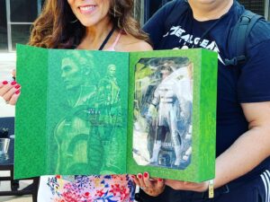 Lori Alan Instagram - WOW
Wow wow🤍
What an incredible experience at @mgscon celebrating the amazing Metal Gear Solid video franchise. 
The artists, my fellow voice actors in the game, the fans, the cosplay… Your name it, made it one of the most special events I’ve ever experienced. Being in community with this amazing group of people was such an honor! Thank you to the amazing Amanda Lemon who put it on and we will be going around the world to meet the most loyal and lovely fans ever. 
Metal Gear Solid Forever 🤍🤍🤍🐍🎙️