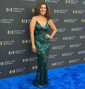 Lori Alan Instagram - Happy Earth Day! 🌎 🌱💚
Let’s all remember the simple things we can do to save our planet. Animal agriculture is the number one leading cause of global warming. Go Vegan to save mother earth, your health and stopping animal cruelty.
@mercyforanimals  had the most beautiful 25th anniversary gala, so inspiring about the ways we can help the animals, the earth and always leading with hope and compassion.
Amazing to be with other compassionate, activists and hopeful people 💚🐾🌱🌍💕
#VeganForThe Planet #veganlife #VeganForTheAnimals #FitOver50 #RedCarpet #MercyForAnimals