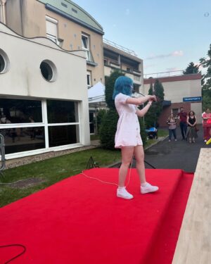 Lorie Pester Instagram - Hier, c’était la fête à @hopitalenfantsmargency . 
Je suis venue avec des amis qui ont mis une ambiance incroyable ! 
Les enfants ont dansé, chanté… il y avait des sourires et des câlins partout. 
Beaucoup de bonheur pour ces petits bouts dont le quotidien n’est pas toujours très joyeux.
Merci @loladubini @gwendaloff @the7eights @itsmadeleine.love @danylchulo @shanys_officiel @pl_prod @marinakova__ 🫶🏻
Merci aussi aux associations de danse et de musique! 
💝