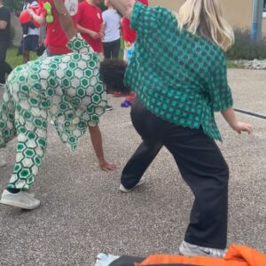 Lorie Pester Instagram - Hier, c’était la fête à @hopitalenfantsmargency . 
Je suis venue avec des amis qui ont mis une ambiance incroyable ! 
Les enfants ont dansé, chanté… il y avait des sourires et des câlins partout. 
Beaucoup de bonheur pour ces petits bouts dont le quotidien n’est pas toujours très joyeux.
Merci @loladubini @gwendaloff @the7eights @itsmadeleine.love @danylchulo @shanys_officiel @pl_prod @marinakova__ 🫶🏻
Merci aussi aux associations de danse et de musique! 
💝