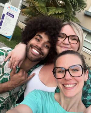Lorie Pester Instagram - Hier, c’était la fête à @hopitalenfantsmargency . 
Je suis venue avec des amis qui ont mis une ambiance incroyable ! 
Les enfants ont dansé, chanté… il y avait des sourires et des câlins partout. 
Beaucoup de bonheur pour ces petits bouts dont le quotidien n’est pas toujours très joyeux.
Merci @loladubini @gwendaloff @the7eights @itsmadeleine.love @danylchulo @shanys_officiel @pl_prod @marinakova__ 🫶🏻
Merci aussi aux associations de danse et de musique! 
💝