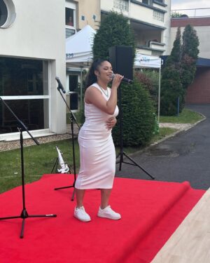 Lorie Pester Instagram - Hier, c’était la fête à @hopitalenfantsmargency . 
Je suis venue avec des amis qui ont mis une ambiance incroyable ! 
Les enfants ont dansé, chanté… il y avait des sourires et des câlins partout. 
Beaucoup de bonheur pour ces petits bouts dont le quotidien n’est pas toujours très joyeux.
Merci @loladubini @gwendaloff @the7eights @itsmadeleine.love @danylchulo @shanys_officiel @pl_prod @marinakova__ 🫶🏻
Merci aussi aux associations de danse et de musique! 
💝