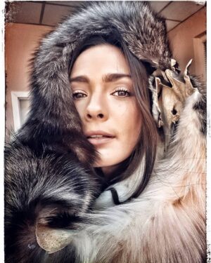 Lorina Kamburova Instagram - Winter's tale❄☀️
Something new's cooking🎬
Premiere: End of december🤘❤
#onset🎥🎬 #winterqueen #sweetheart #snowwhite #love #music #femmefatale 🎶💗🥰