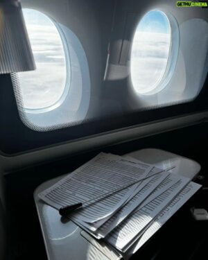Lorne Balfe Instagram - Coming for you @thegameawards 🎮 🎼

Cruising at 30,000 feet doing the final checks for this Thursday at 4:30pm PST