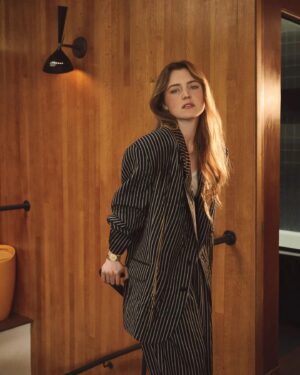 Lorraine Nicholson Instagram - reporting live from the babitz multiverse

@vanityfair 
Story @britthennemuth 
Photographer @ericraydavidson 
Stylist @rebeccarams 
Hair @christianmarc 
Makeup @fionastiles 
Manicure @ajax_jachno 
Production @campproductions