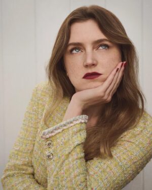 Lorraine Nicholson Instagram - reporting live from the babitz multiverse

@vanityfair 
Story @britthennemuth 
Photographer @ericraydavidson 
Stylist @rebeccarams 
Hair @christianmarc 
Makeup @fionastiles 
Manicure @ajax_jachno 
Production @campproductions