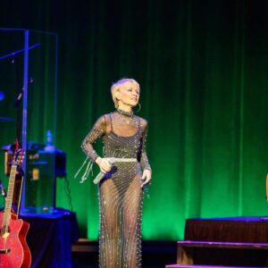 Lorrie Morgan Instagram - Oh, how I love Florida 🌊☀️❤️ Thank you The Villages! Great show!!!