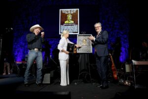Lorrie Morgan Instagram - How amazing to have @garthbrooks make the presentation! His words were incredible. I didn't know what to say. There's so much I left out and so many people to thank. But I can tell you this. Like all of you, I fell in love with Keith's voice first, and that is something I did share with everyone last night.

photo credit: by Jason Kempin and Terry Wyatt/Getty Images for the @officialcmhof

#keithwhitley