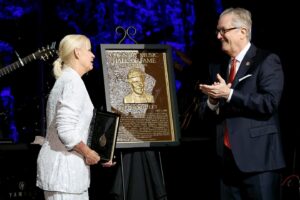 Lorrie Morgan Instagram - How amazing to have @garthbrooks make the presentation! His words were incredible. I didn't know what to say. There's so much I left out and so many people to thank. But I can tell you this. Like all of you, I fell in love with Keith's voice first, and that is something I did share with everyone last night.

photo credit: by Jason Kempin and Terry Wyatt/Getty Images for the @officialcmhof

#keithwhitley
