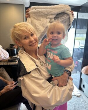 Lorrie Morgan Instagram - Look who met GiGi at the bus this morning,,,,, Little Kallie!!!! She is so happy and sweet. I miss all my grandchildren. Thank you Kallie for the hugs and kisses!💋