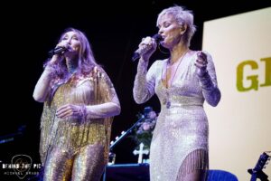 Lorrie Morgan Instagram - Going out on the road this weekend with my good pal @pamtillis  this weekend!
2/22 @manshiptheatre Baton Rouge, LA
2/24 @bucksbackyardtexas Buda, TX
Details and tickets at the link in bio 🎫
#lorriemorgan #90scountry #womenofcountrymusic #pamtillis #gritsandglamour