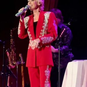 Lorrie Morgan Instagram - Thank you for a great night last night @greenvillemunicipalauditorium! 🌹 #lorriemorgan #countrymusic #womenofcountrymusic #90scountry