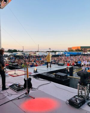 Lorrie Morgan Instagram - So much fun at the @kystatefair last night with my friends the @theoakridgeboys !