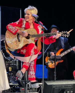 Lorrie Morgan Instagram - Thank you for a great night last night @greenvillemunicipalauditorium! 🌹 #lorriemorgan #countrymusic #womenofcountrymusic #90scountry
