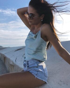 Lou Baudry Instagram - 💙touch of blue

Coup de coeur pour mon haut @motf_official 🙊 

MOTF c'est l'abréviation de motif, qui représente les basiques et les silhouettes intemporels dont chaque femme a besoin dans sa garde-robe ✨ Découvrez la collection Silk de la marque MOTF : une haute qualité à un prix tout doux 🐻
On est vraiment sur un produit luxueux mais abordable, mais surtout hypoallergénique, 100% naturel pour un effet seconde peau. #motfsilkforall #MyMOTF 🌞

Référence de mon top : swvest07210324225 🥰

🦋 N'hésitez pas à jeter un oeil sur la Gamme Premium
-15% avec mon code MOTF332 pour tout achat 🦋