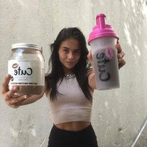 Lou Baudry Instagram - Healthy life with @cutenutritionfr ✨ 
• Leurs shakes sont remplis de toutes les vitamines et minéraux essentiels 💕🙈💓
💛🌞-20 % avec mon code LOU20 🌞💛