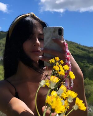 Lou Baudry Instagram - flower power 💐 #naturelovers