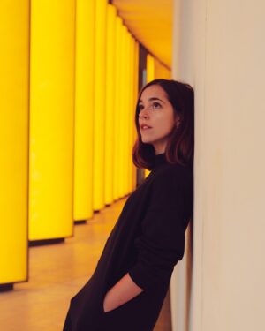 Lou Howard-Levy Instagram - Le jaune c’est une couleur que j’ai longtemps adorée et que maintenant je HAIS. Je trouve que ça me fait un teint bizarre, j’en ai trop mis partout, je peux plus en voir. Mais cette génie de @mariposa_photographe a su me réconcilier avec cette couleur, elle est forte un peu non ?

Tu préfères laquelle ? J’ai hésité à mettre la dernière parce qu’elle ressemble beaucoup à la 2e mais je me suis dit après tout on a qu’une vie.