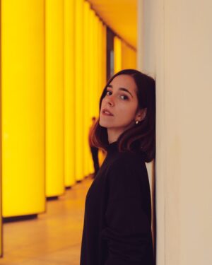 Lou Howard-Levy Instagram - Le jaune c’est une couleur que j’ai longtemps adorée et que maintenant je HAIS. Je trouve que ça me fait un teint bizarre, j’en ai trop mis partout, je peux plus en voir. Mais cette génie de @mariposa_photographe a su me réconcilier avec cette couleur, elle est forte un peu non ?

Tu préfères laquelle ? J’ai hésité à mettre la dernière parce qu’elle ressemble beaucoup à la 2e mais je me suis dit après tout on a qu’une vie.