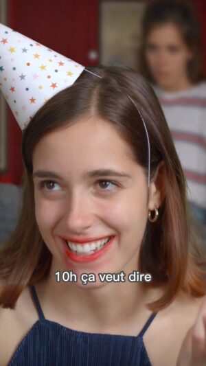 Lou Howard-Levy Instagram - Je sais pas si j’aime ou si je hais ce nouveau perso. En tout cas elle t’attend chez toi à 6h-7h30 GRAND MAX j’espère que ça te dérange pas 🙏 

Réalisé et monté par @jeremystrohm 🎥 
Et merci @emmascali_actress_psy pour l’accueil 🥰