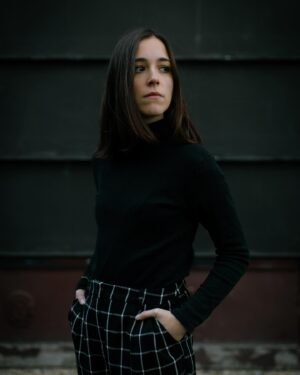 Lou Howard-Levy Instagram - Nouvelle série sur la 😎dark era😎 par @chloevollmerlo la queen 👸 
J’avais envie de photos où je ne souris pas. Où je laisse aller mon visage sans effort, ou en montrant autre chose que de la vulnérabilité, de la « joliesse », ou de la mignonneté. 
Le pari est réussi ? Vous préférez laquelle ? 
📸 @chloevollmerlo