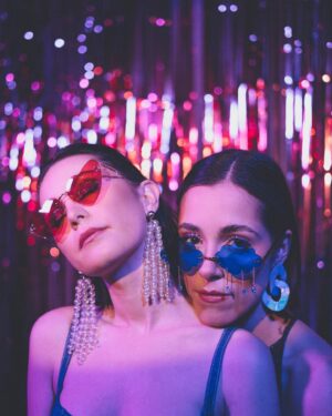 Lou Howard-Levy Instagram - ✨ mood : GLITTER ✨ 

La fin des votes approche pour Voyage Céleste, vous avez jusqu’au 10 avril pour le soutenir 💜 (lien dans nos bios respectives)

Ce soir au cinéma CGR Les Lilas a lieu la projection des 50 films en finale de la compétition du @nikonfilmfestival 
Tu viens ? C’est à 20h ✨

On a été hyper touchées par vos retours sur le film parce que vous vous êtes retrouvés dedans. Vous avez vu un petit bout de vous et ça nous fait chaud au cœur. 🥰

Sinon, on en dit quoi de ce shoot de malados signé @marie__flmt ? 
Et de ce stylisme de @anais.blanc_ ?
Et de ce makeup de @josephine_mkp ?
Ptite dinguerie non ?